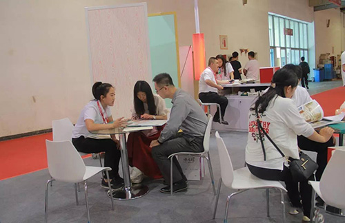 美博士工作人員為客戶介紹產(chǎn)品 美博士工作人員為客戶介紹產(chǎn)品