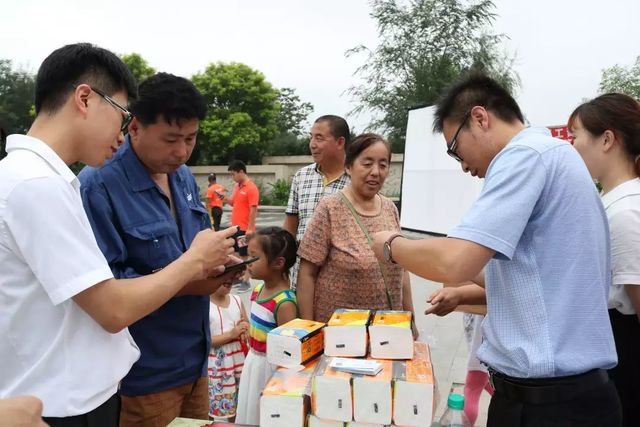 附近居民對(duì)集團(tuán)項(xiàng)目進(jìn)行咨詢(xún)